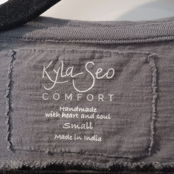 Cute, comfy top - Picture 3 of 3